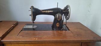Раритетная швейная машинка ПМЗ с ножным приводом