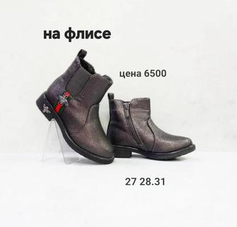 Продам обувь для девочек кроссовки