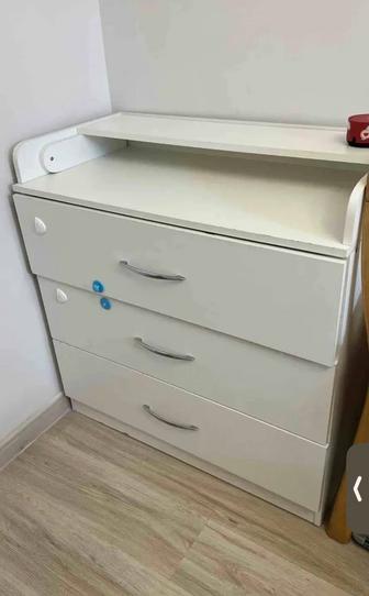 Детская кроватка, комод и пеленальный стол в одном, переноска для младенца