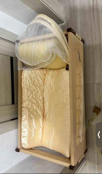 Детская кроватка, переноска для младенца