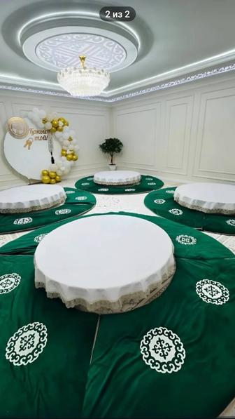 Жалға дөңгелек жер столдар, көрпе, ыдыс, дастархан.
