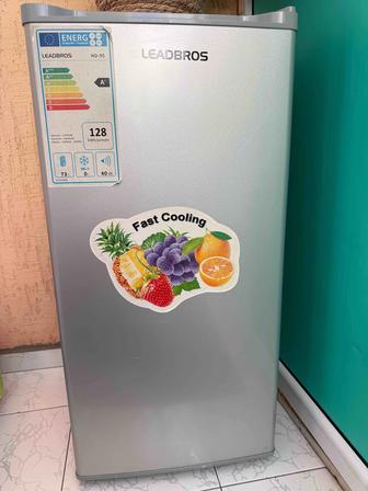 Продается маленький холодильник! Внутри есть маленький морозильник.