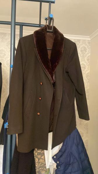 Пальто мужское коричневого цвета в хорошем состояний
