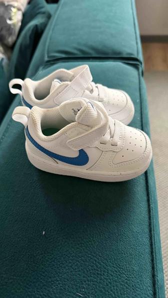 Продаю абсолютно новые кроссовки nike размер 21