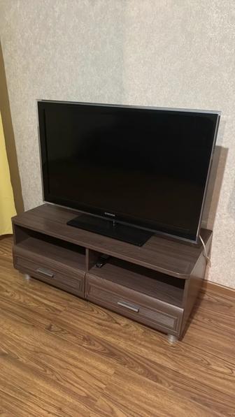 продам телевизор Самсунг с тумбой новой