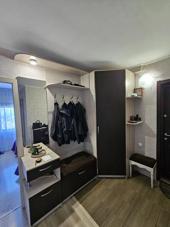 Шкаф, пуф, вешалка, тумба и зеркало в прихожую