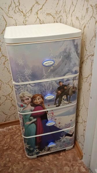Комод детский и Стеллаж для игрушек.