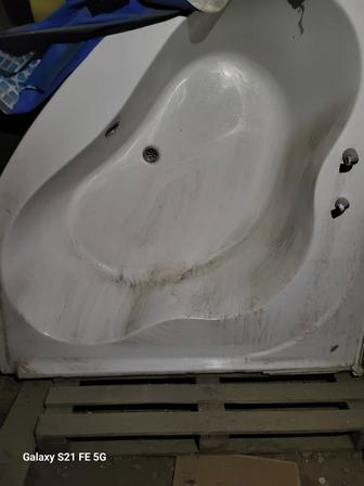 Продам ванну со стеклянными стенками и дверью.