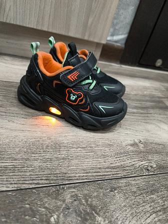 Продам детские кроссовки 22 размер