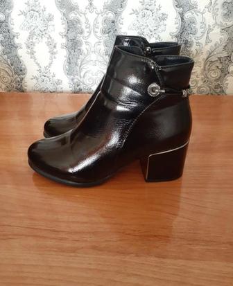 Продам ботинки женские