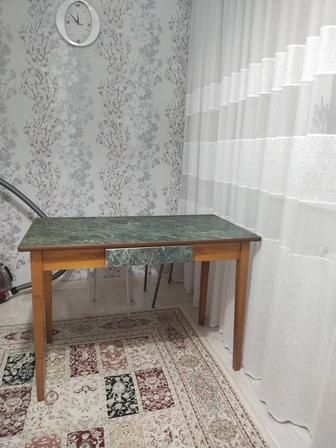 Стол кухонный