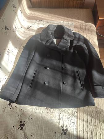 Продается демисезонное мужское пальто.