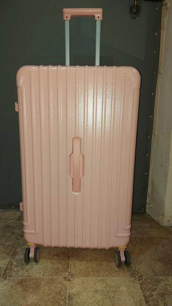 Продам Чемодан на Колесиках
