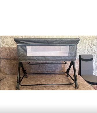 Детская кроватка на колесиках