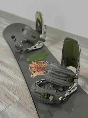 Продам новый сноуборд с креплениями в отличном состоянии