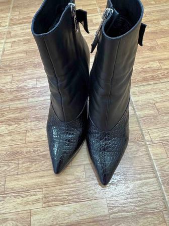 Черные ботильоны с острым носом