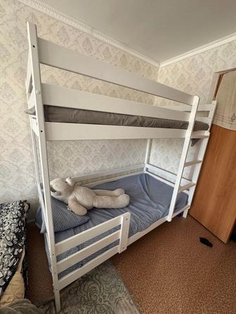 Продам двухъярусную кровать с матрасами