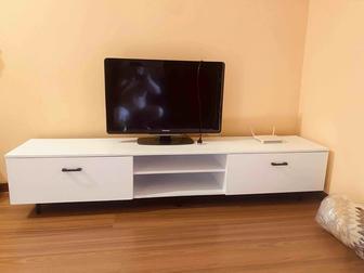 ЖК телевизор Philips 32PFL4606H вместе с подставкой под ТВ