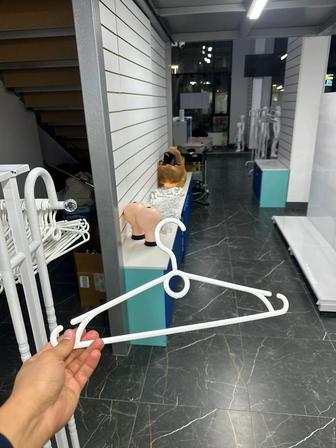 Вешалки плечики белые пластиковые (универсальные) для магазина