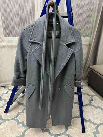 Серо-голубое пальто - отсутствуют кнопки