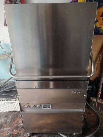 Профессиональная посудомоечная машина