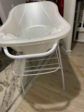 Продам б/у детскую ванночку с подставкой