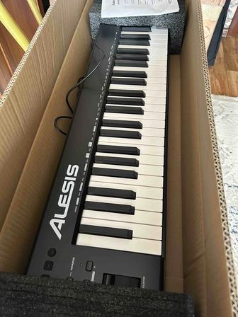 MIDI-клавиатуру Alesis Q88 как новая!