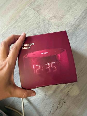 Умная колонка Яндекс Станция Мини с часами YNDX-00020 красный