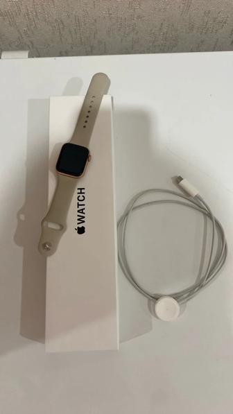 Продам Apple Watch SE 40mm в хорошем состоянии