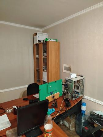 Стол и шкаф