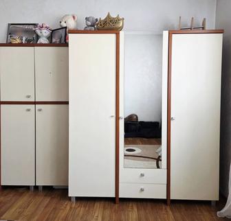 3-дверный распашной шкаф с двумя стеллажами (пр-во Польша)