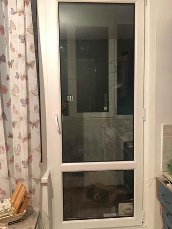 Продам пластиковую дверь