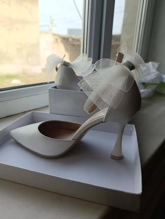 Белые туфли, надевались 1 раз, состояние новое