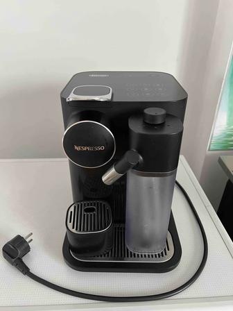 Продам кофеварку Delonghi Nespresso капсульная