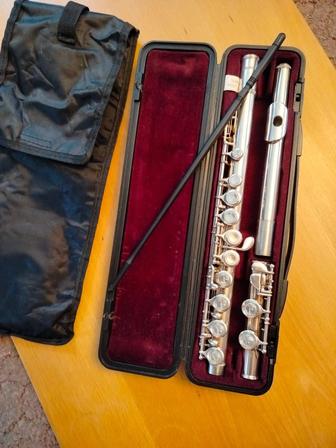 Продаю флейту YAMAHA 221