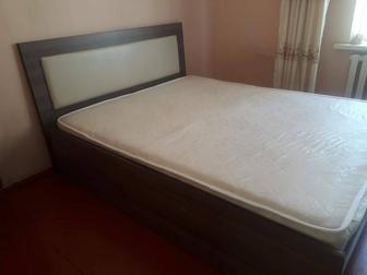 Спальный комплект,кровать с матрасом,в хорошем состоянии,цвет коричневый.