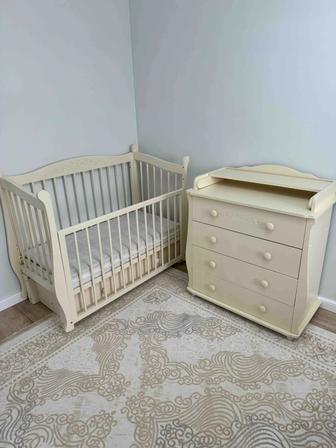 Детская кроватка и комод