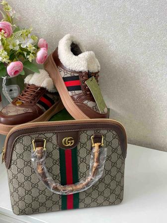 Қыстық аяқ-киім сумкасымен сатылады.