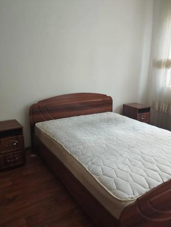 Продам кровать с матрасом и тумбами