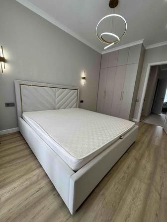 Продам двуспальную кровать с матрасом