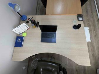 Продам Стол и тумбы и офисные принадлежности