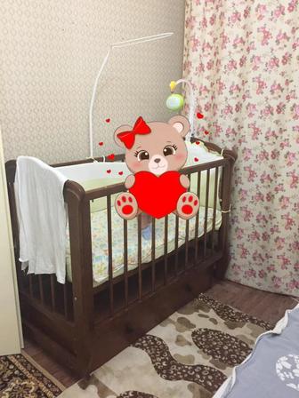 Продам детскую кроватку с маятником
