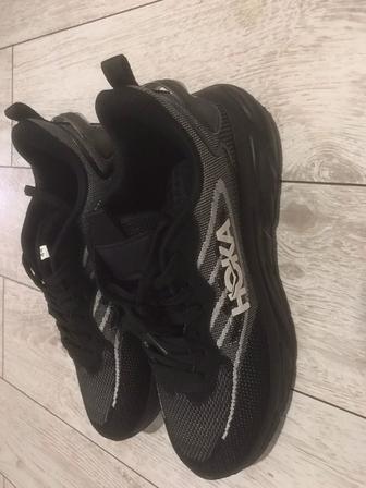 Продам новые кроссовки Hoka