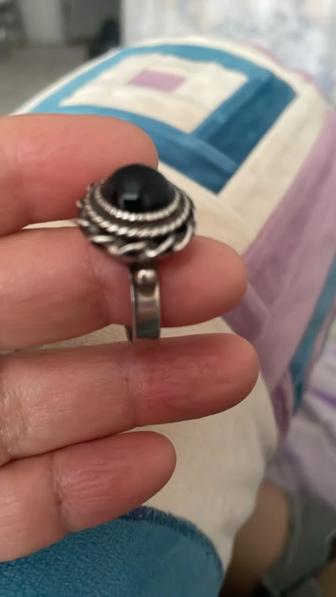 Серебряное кольцо ручной работы с черным камнем