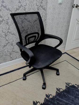 Стул офисный черный