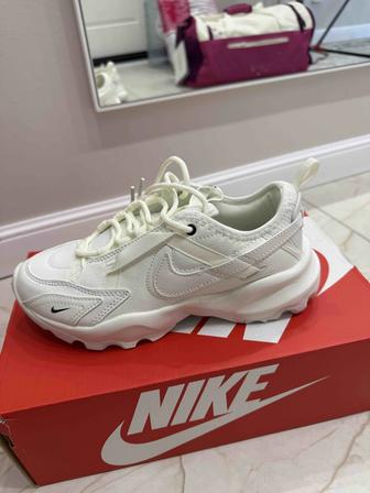 Продам женские кроссовки Nike