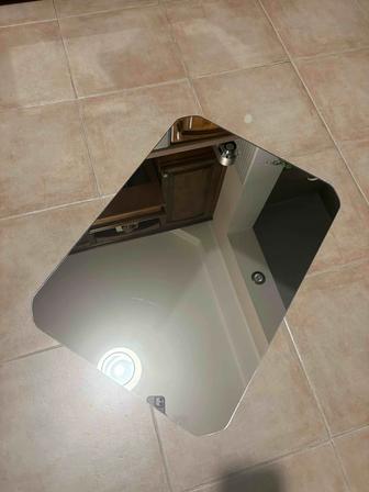 Настенное зеркало с креплениями