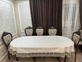 Мебель для гостиной. Деревянный стол и стулья