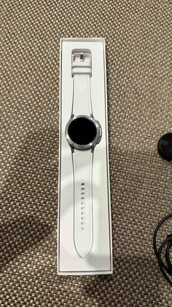 Продам Смарт-часы Samsung Galaxy Watch 4 Classic SM-R880 42 мм серебристый