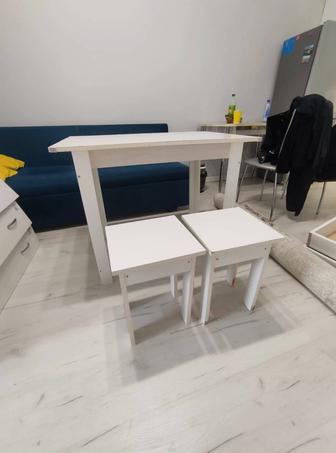 Стол и табуретки